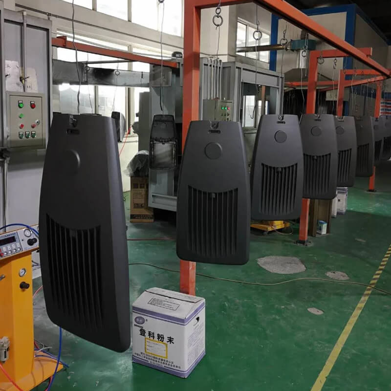 How to spray powder on LED street light housing ? Како да испрскате прашок на куќиштето со LED улично светло?